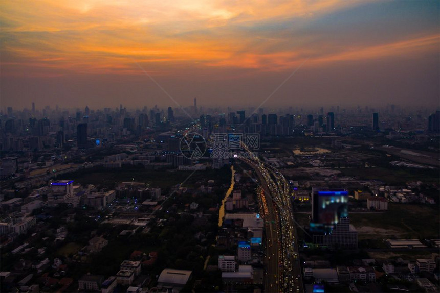 Bangko城市和交通高速公路的空中观察和交通高速公路在黄昏的和烟雾或中在Bangko城市风景的天空线下图片