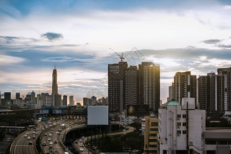 日光闪耀和白色大广告牌的Bangko市背景图片