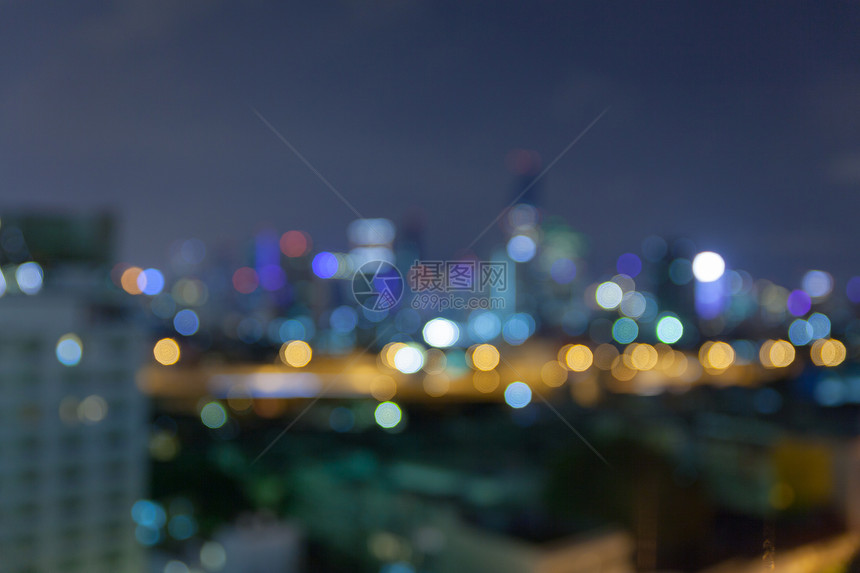 夜光中城市模糊的霓虹灯图片