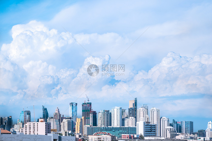 现代城市建筑和大蓝色云天背景的现代建筑图片