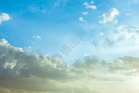阳光和爆破在多云的蓝色天空背景中爆炸图片