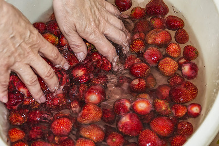 草莓被浸入水中图片