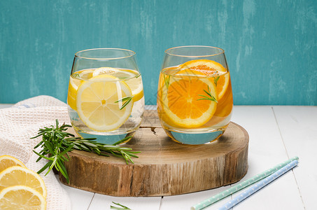 以橙子柠檬和迷迭香叶补充夏季自制鸡尾酒柠檬水高清图片素材