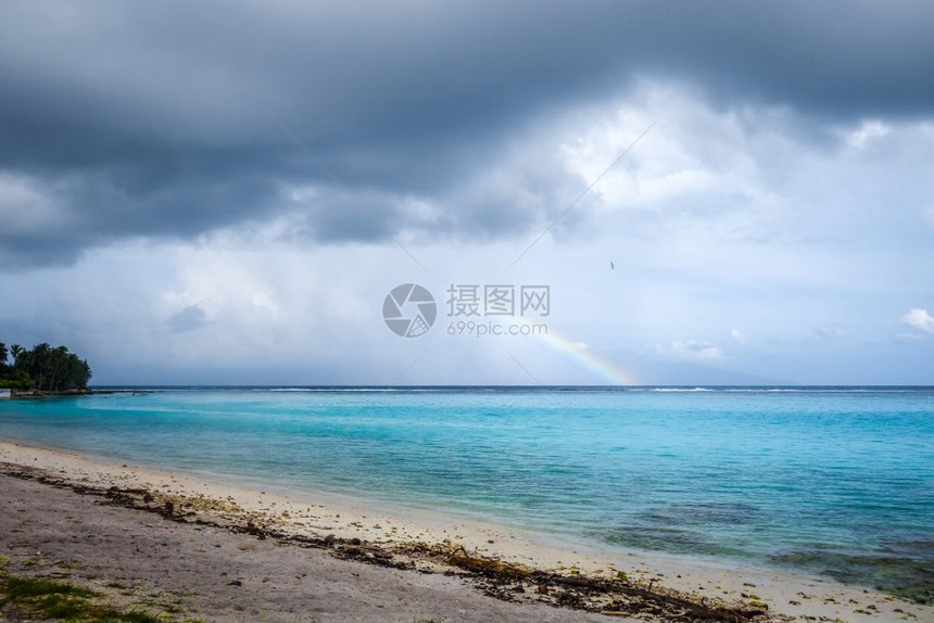 在莫奥拉岛的泰马海滩礁湖上彩虹法国多语言区莫奥拉岛的特马海滩礁湖彩虹图片