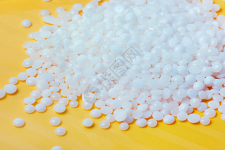 黄色背景的白聚合物颗粒白色聚合物颗粒图片