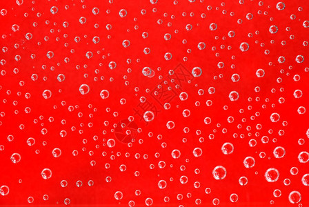 红色背景的苏打汽水泡图片