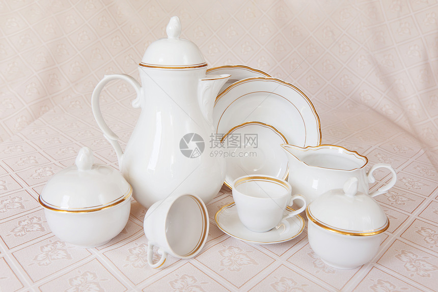 茶叶矿石咖啡壶杯餐盘糖碗和漂亮的桌布上奶油图片