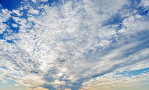 泛的蓝色夏日天空飘的白云图片