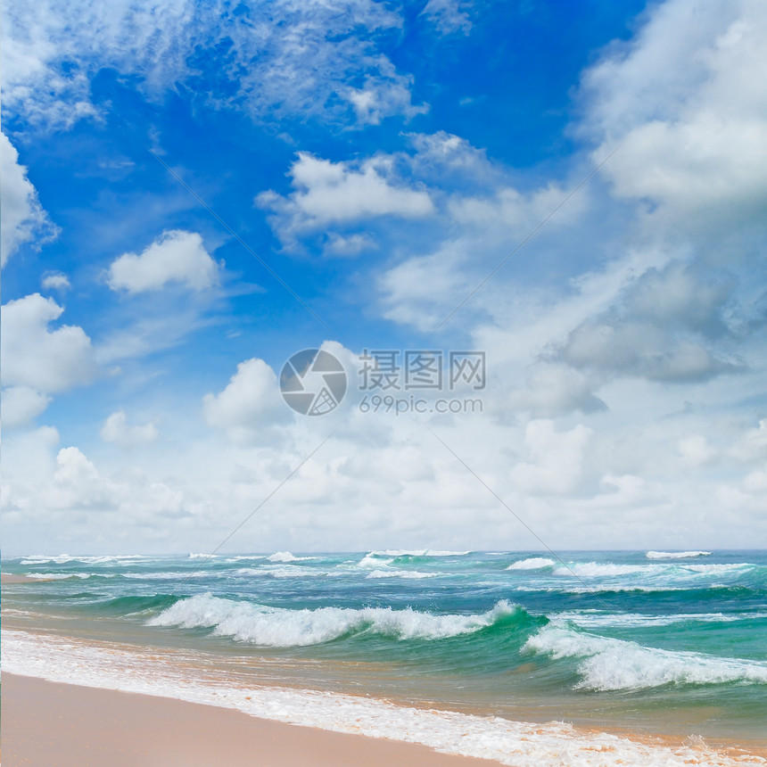 热带海洋高浪和蓝天空图片