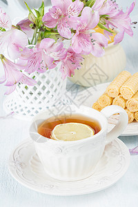 百合花茶带甜华芙饼和柠檬茶的大陆早餐背景