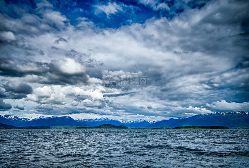 阿拉斯加水景和山丘靠近最喜爱的海峡和阿拉斯卡湖图片