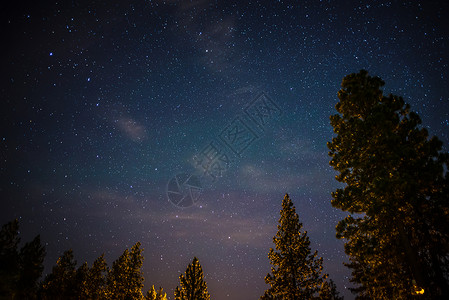 夜空有乌萨小星和极地云高清图片