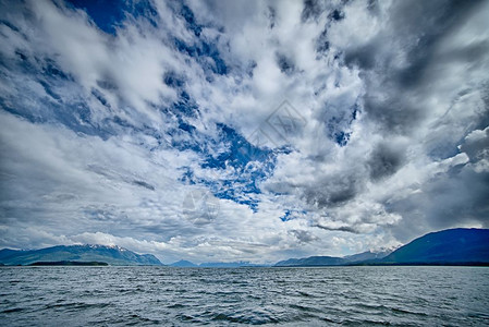 惠蒂尔阿拉斯加水景和山丘靠近最喜爱的海峡和阿拉斯卡湖背景