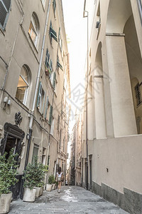 高楼之间一条狭小的街道靠近意大利古代中部的法拉里广场图片
