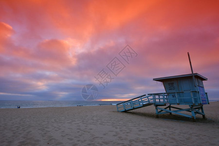 加州Hemosa海滩带落日的玫瑰后光芒救生塔高清图片