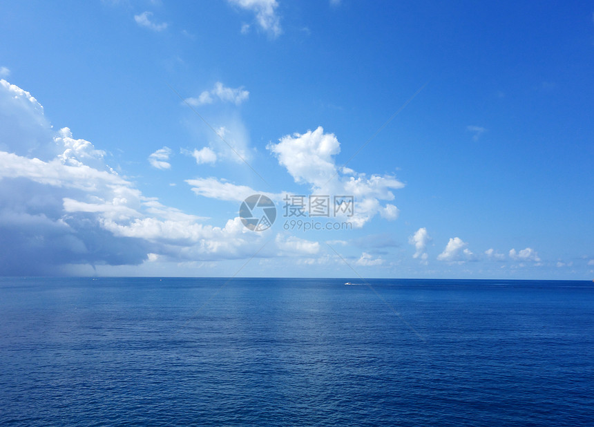 大海和蓝天空图片