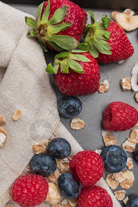 早餐或深色古董板蓝莓草和夏季健康食品概念上的冰淇淋和新鲜健康食品图片