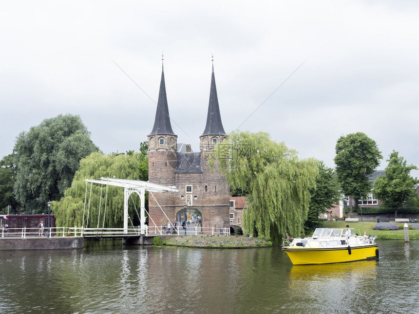2017年6月3日黄船等待桥在古老的荷兰河镇三角洲的postr附近开放图片