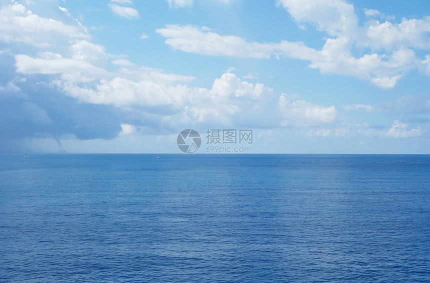 美丽的大海和蓝天空图片