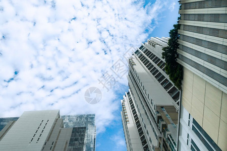 城市商业现代建筑城市蓝色云城市低角度图片