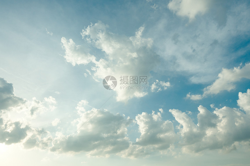 阳光和爆破在多云的蓝色天空背景中爆炸图片