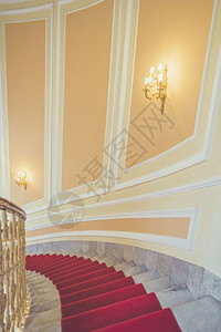 室内建筑图象来自豪华建筑大理石楼梯盖在红地毯上图片