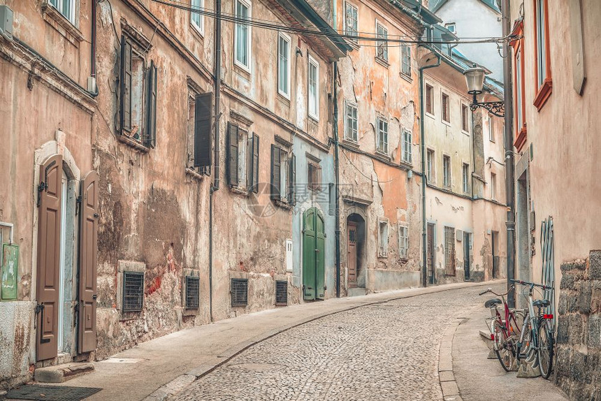 街道边有旧的破建筑却又多彩位于斯洛维尼亚首府卢布尔雅那的老城中心图片