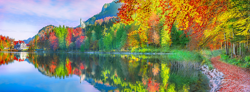 中华士万斯坦城堡巴伐利亚森林及其秋叶的全景都出现在阿普西湖里图片