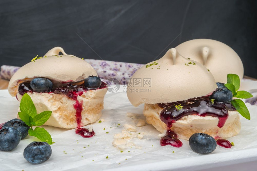 法国蛋白饼干加蓝莓果酱图片