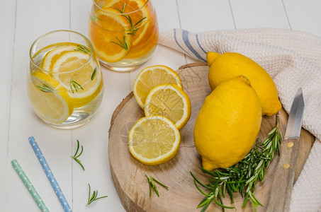 清新夏季自制鸡尾酒加柠檬和橙子酸的高清图片素材