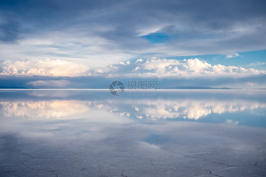 沙拉德乌尤尼盐滩的日落风景图片