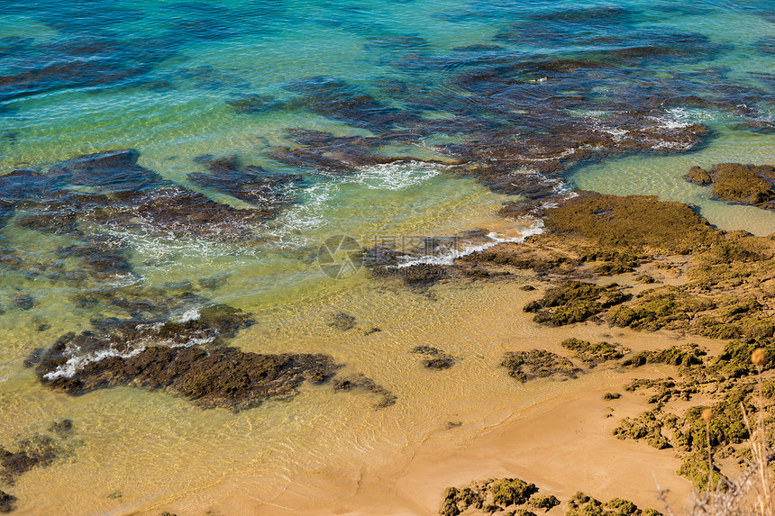 这个海滩是著名的旅游区Algarve的一部分图片