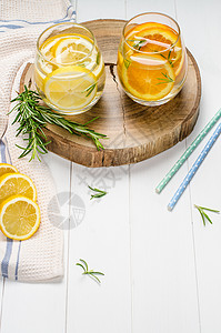 清新夏季自制鸡尾酒加柠檬和橙子浆果高清图片素材