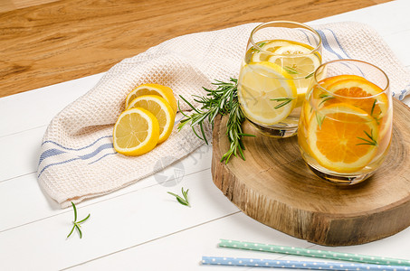 清新夏季自制鸡尾酒加柠檬和橙子多汁的高清图片素材