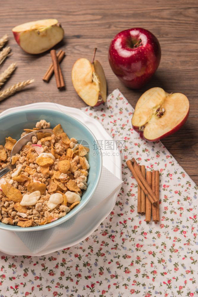 粗木制餐桌上有粗食红苹果和肉桂的美味早餐带有复制空间的顶端视图图片