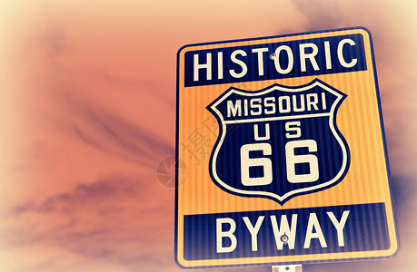 美国密苏里州的历史66号公路标志红色天空背景图片
