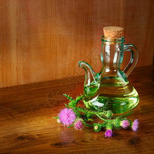 花朵和水壶放置在桌上图片