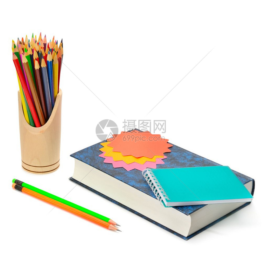 在白色背景上孤立的书本彩色铅笔和贴纸图片