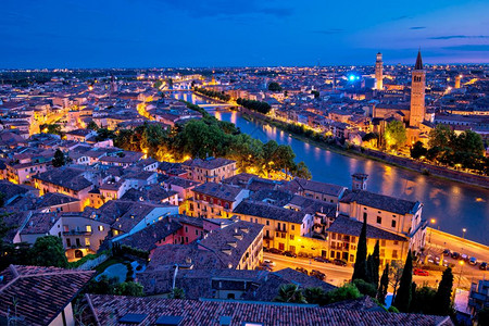 维罗纳市和阿迪格河夜空中观光意大利的列内托地区旅游目的图片
