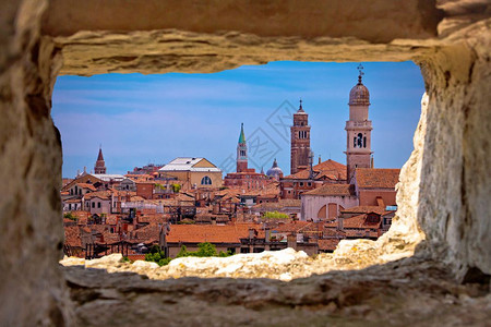 静物塔和屋顶通过石窗意大利平原地区的旅游目观看图片
