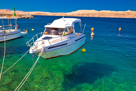 在贝利比特海峡的松绿上漂浮船沙漠岛有帕格背景Karlobgcrti背景图片