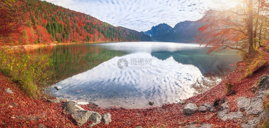 山地和森林环绕着山地和森林落成的颜色并反映在水中图片