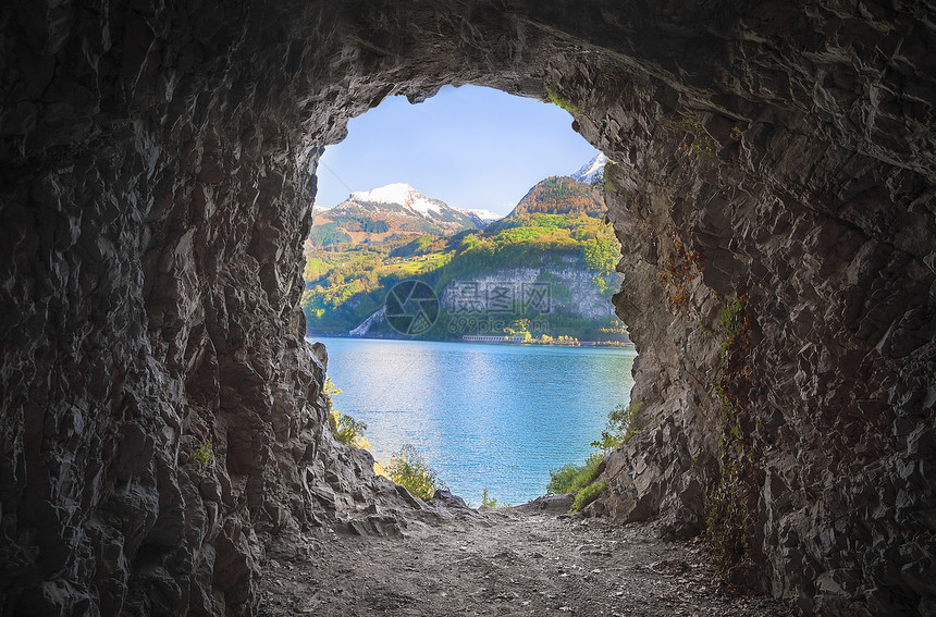 洞穴在隧道的尽头石墙和可爱的景色覆盖了山崩和长谷湖图片
