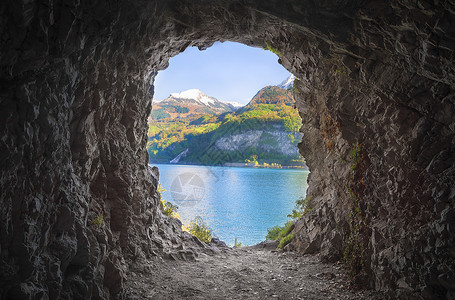 洞穴在隧道的尽头石墙和可爱的景色覆盖了山崩和长谷湖图片
