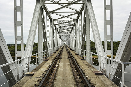 跨河铁路桥和背景图片