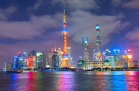 深夜在市中心的上海与河中反射图片