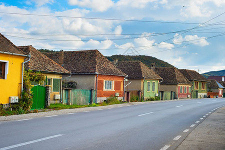 穿越典型的罗马尼亚特兰西瓦村的罗马公路图片