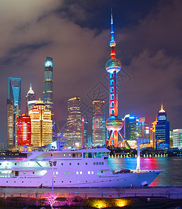 夜在市中心上海的夜景客轮在前方背景图片