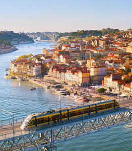 波尔图古城景观和桥上的地铁葡萄牙波尔图图片