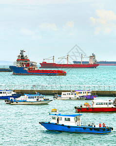 船舶和在白昼支派的港湾高清图片